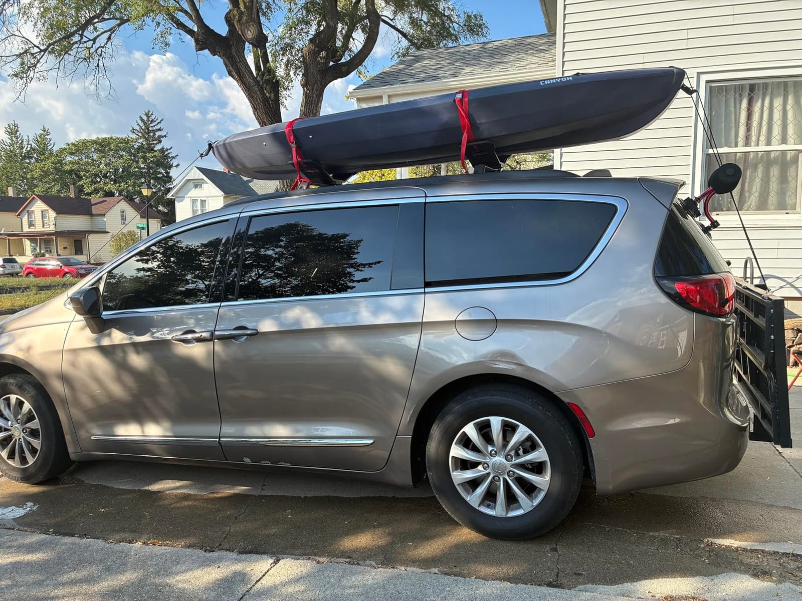 Malone SeaWing Saddle Style Universal Car Roof Rack Kayak Carrier with Bow & Stern Tie-Downs – 70 lb Capacity, V-Style Cradles, No-Tool Install, Jawz Mount, Corrosion-Resistant Nylon customer photo 1