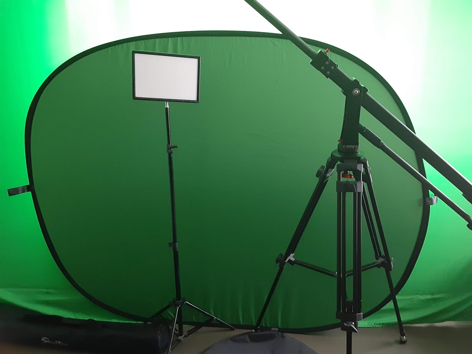 Collapsible Backdrop White Black Self Tape Pop Up Background customer photo 1
