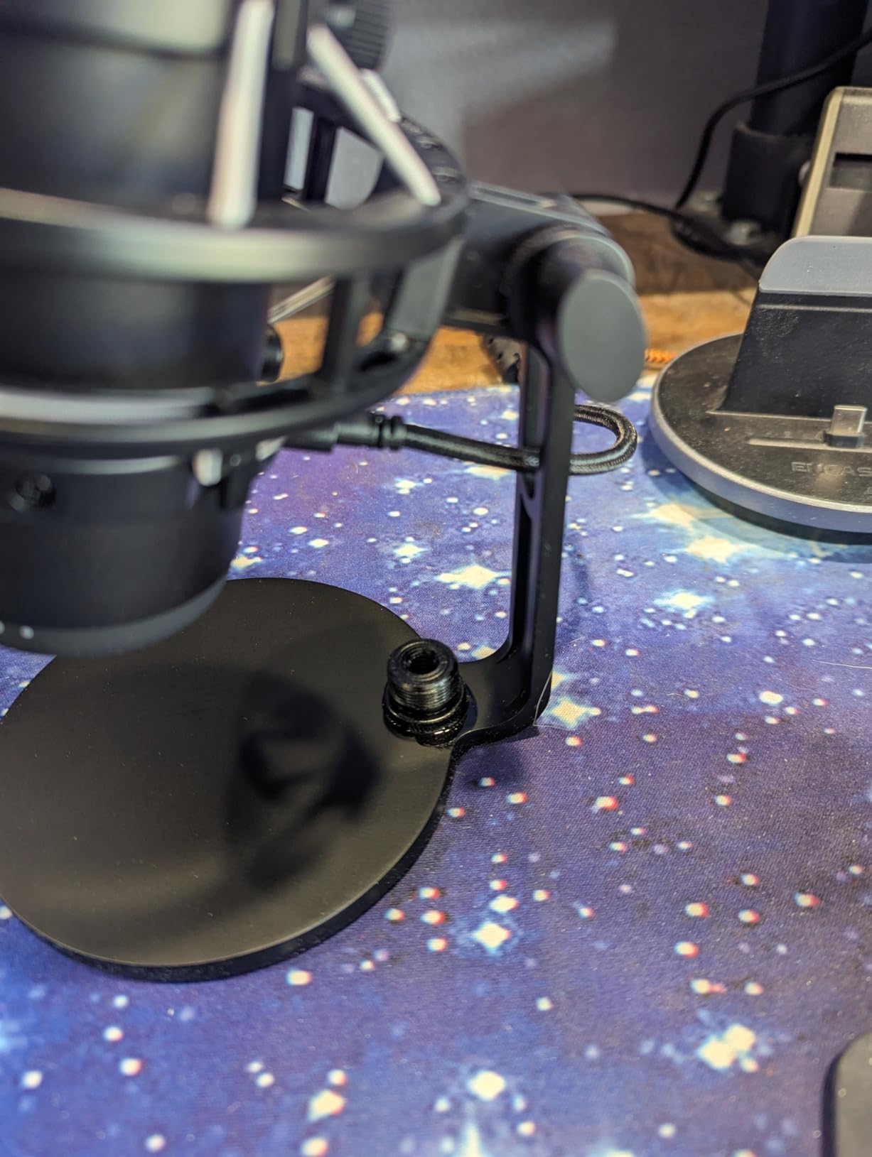 HyperX QuadCast S – RGB USB Condenser Microphone for PC, PS4, PS5 and Mac, Anti-Vibration Shock Mount, 4 Polar Patterns, Pop Filter, Gain Control, Gaming, Streaming, Podcasts, Twitch, YouTube, Discord customer photo 1