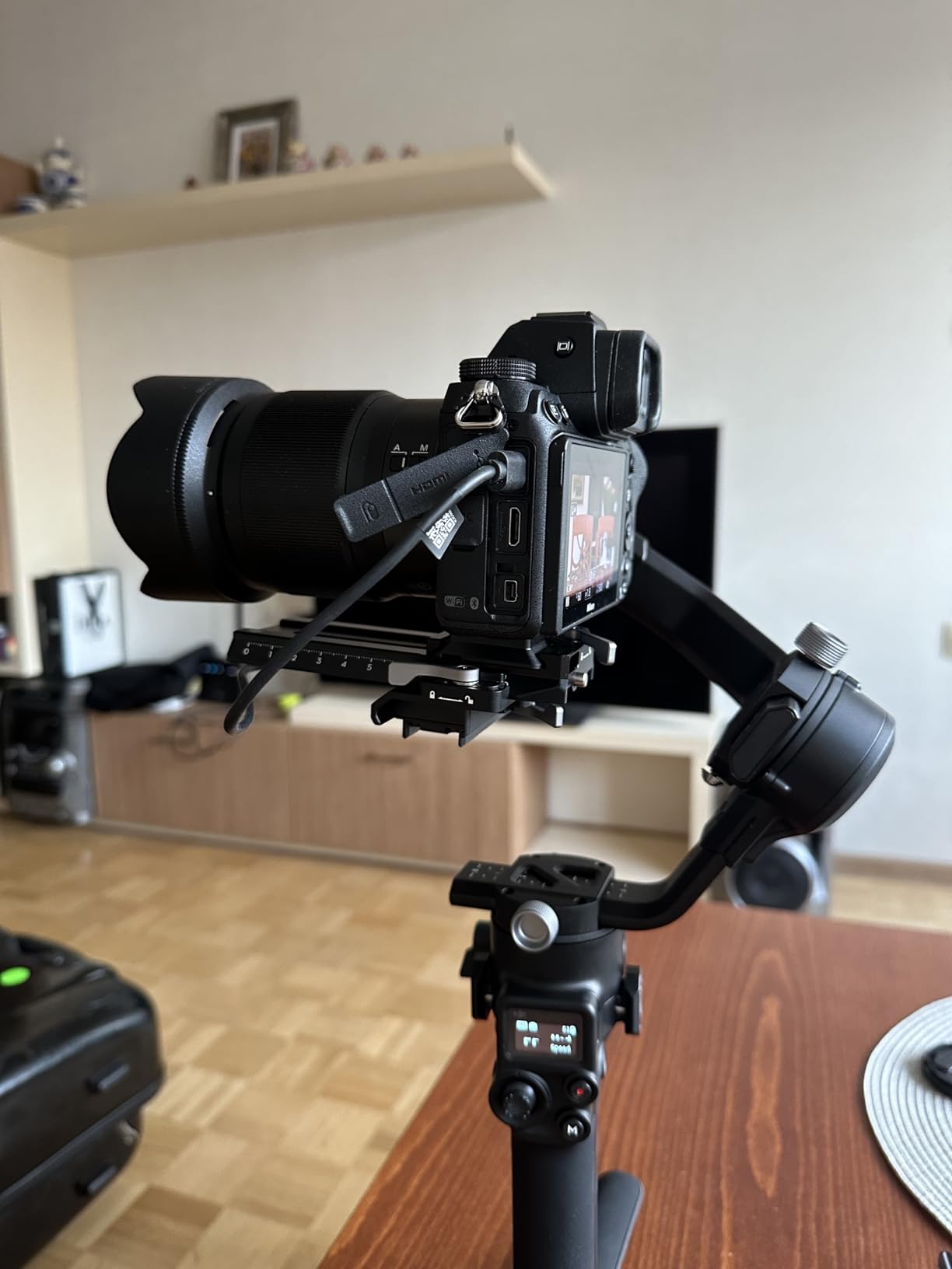 DJI RSC 2 - 3-Axis Gimbal Stabilizer for DSLR and Mirrorless Camera, Nikon, Sony, Panasonic, Canon, Fujifilm, 6.6 lb Payload, Foldable Design, Vertical Shooting, OLED Screen, Black customer photo 1