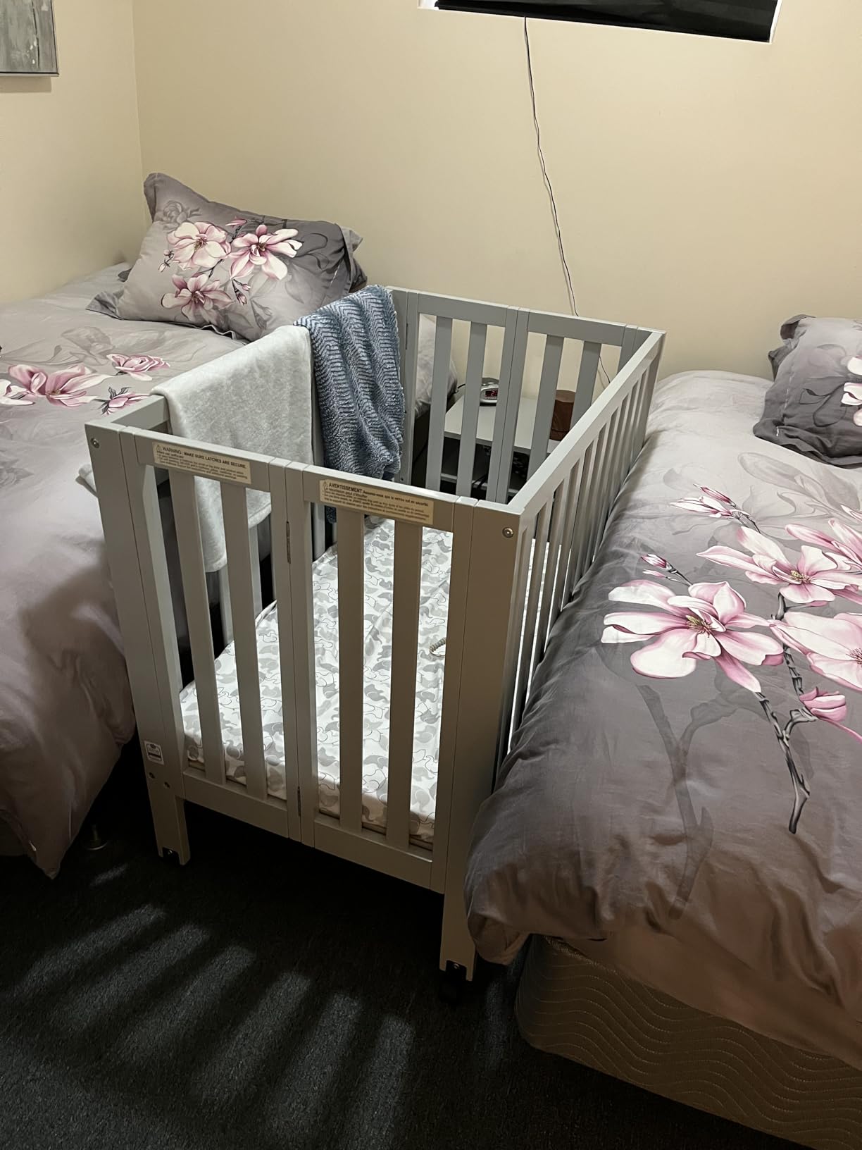 Dream On Me Jett Mini Folding Baby Crib in Pebble Grey, GreenGuard Gold & BSA, Lightweight & Portable, Patented Flat Folding System, Small Spaces & Travel, 1.5” Mattress Pad, 3 Heights, Safe Wheels customer photo 2