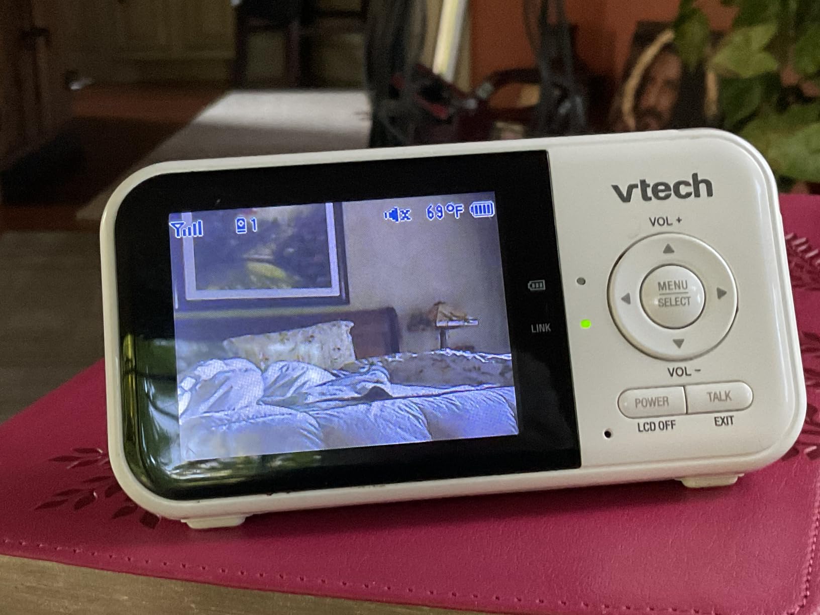 VTech Baby Monitor No WiFi – 19Hr Video Battery, 1000ft Range, Night Vision, Two-Way Talk, Temperature Sensor, Sound-Activated Screen, Lullabies | VM819 customer photo 1