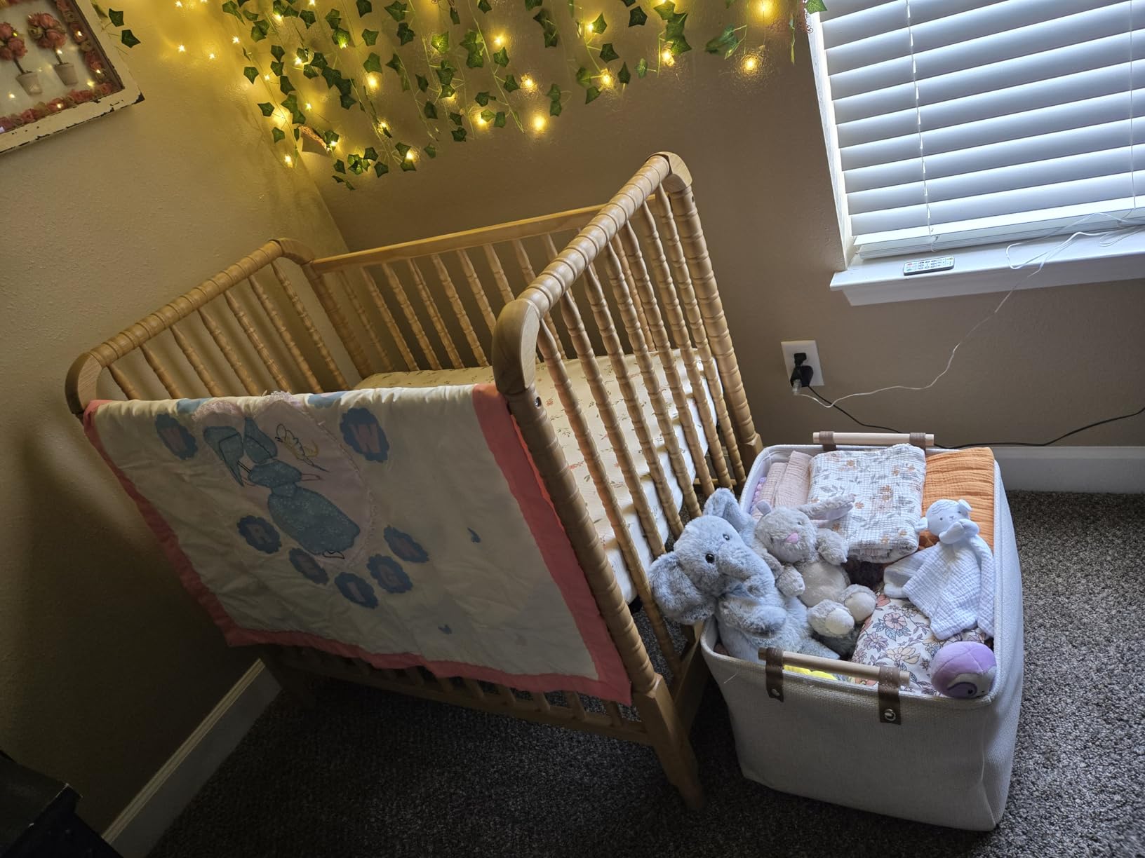 DaVinci Jenny 3-in-1 Convertible Mini Crib, GREENGUARD Certified, Ebony customer photo 2
