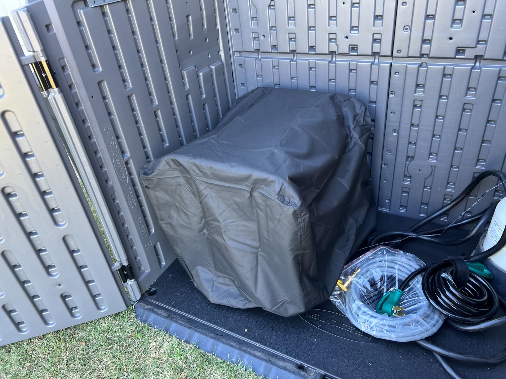 Generator Cover Waterproof, Heavy Duty Thicken 600D Polyester with Elastic Drawstring, Weather/UV Resistant Generator Cover for Universal Portable Generators 3800-6500 Watt (26''L x 20''W x20''H) customer photo 1