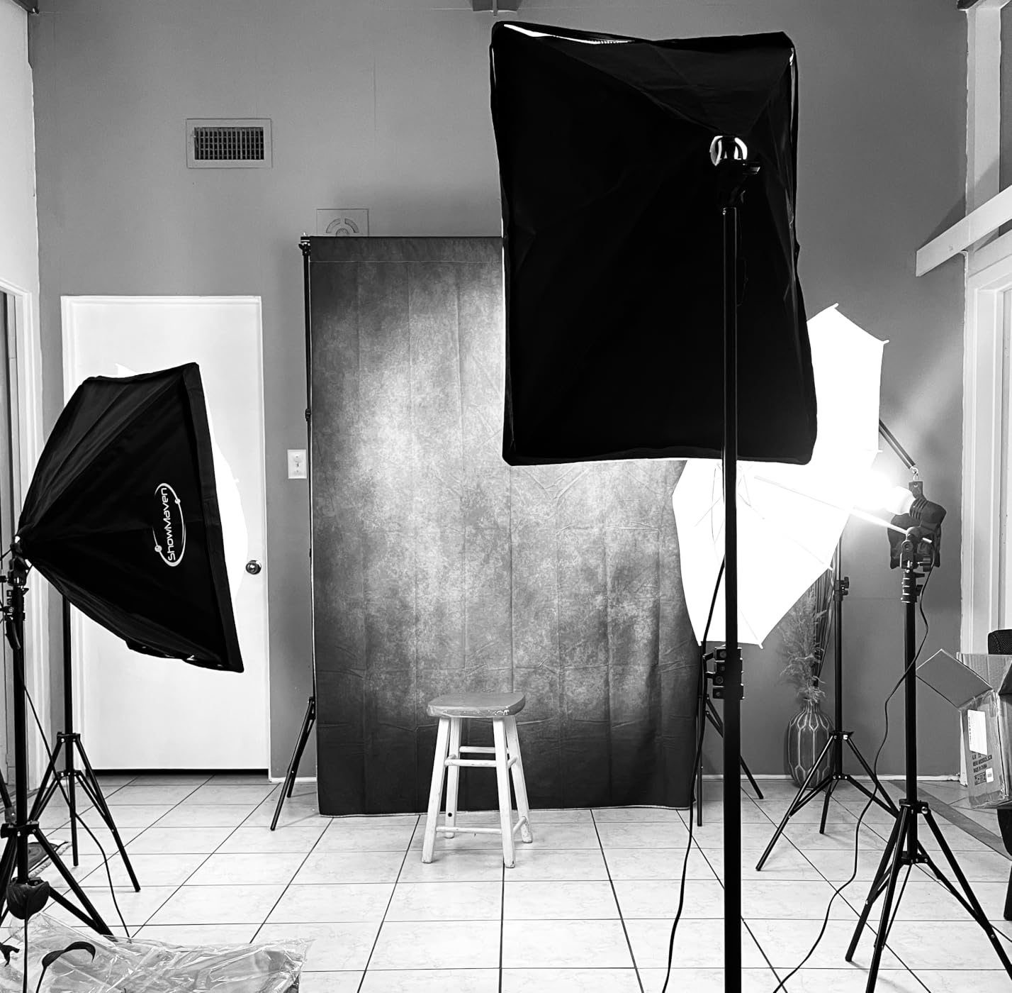 ShowMaven Photography Lighting Kit, Softbox Lighting Kit with Photo Backdrop for Product Photography, Portrait photography, Video Shooting Photography customer photo 2