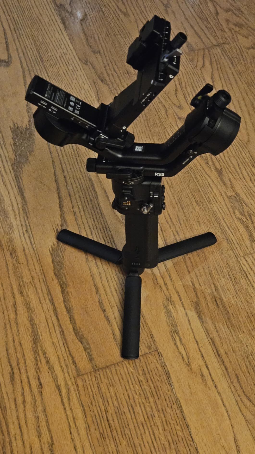 DJI RS 3 Combo, 3-Axis Gimbal Stabilizer for DSLR and Mirrorless Camera for Canon/Sony/Panasonic/Nikon/Fujifilm, 3 kg (6.6 lbs) Payload, Automated Axis Locks, 1.8