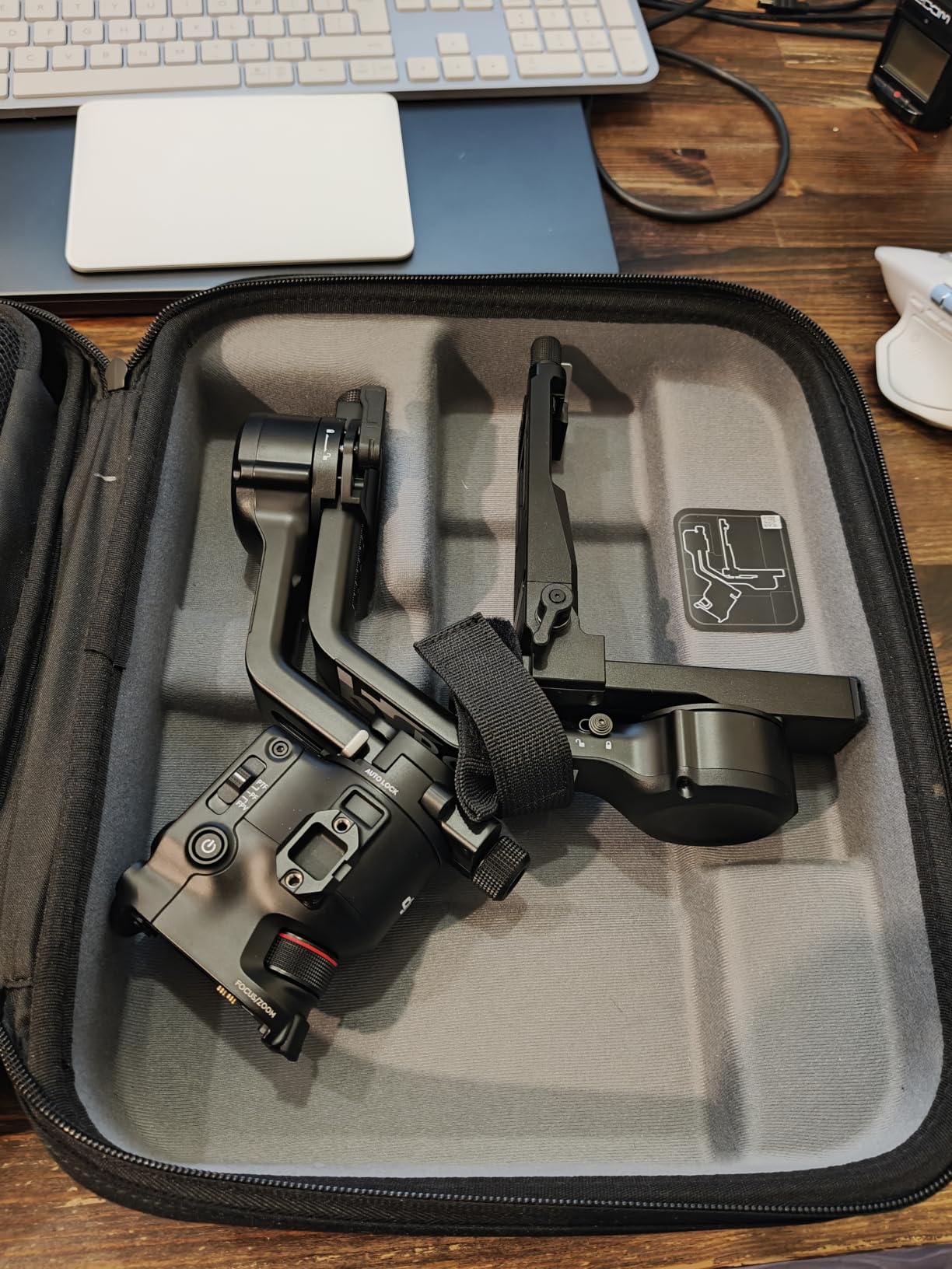 DJI RS 3 Combo, 3-Axis Gimbal Stabilizer for DSLR and Mirrorless Camera for Canon/Sony/Panasonic/Nikon/Fujifilm, 3 kg (6.6 lbs) Payload, Automated Axis Locks, 1.8