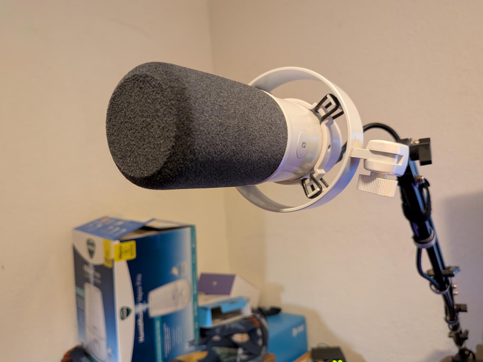 FIFINE AmpliTank K688 Dynamic Microphone, XLR/USB Podcast Recording PC Mic customer photo 1