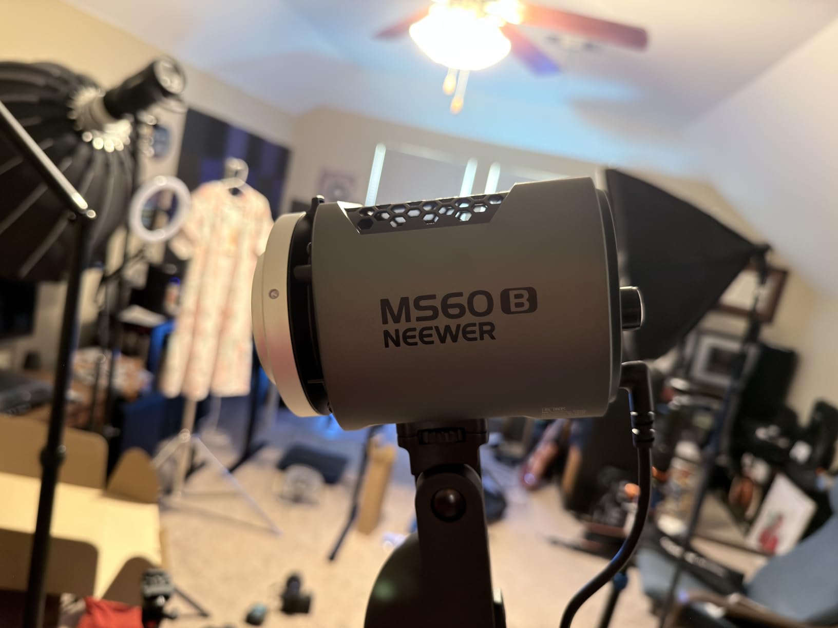 NEEWER MS60B LED Video Light 2.4G/APP Control, 65W Metal Mini Compact COB Continuous Output Lighting Spotlight 2700K-6500K, 40000lux@1m, CRI 97+/TLCI 98+, 12 Effects, PWM Dimming, Bowens Mount, Silver customer photo 2
