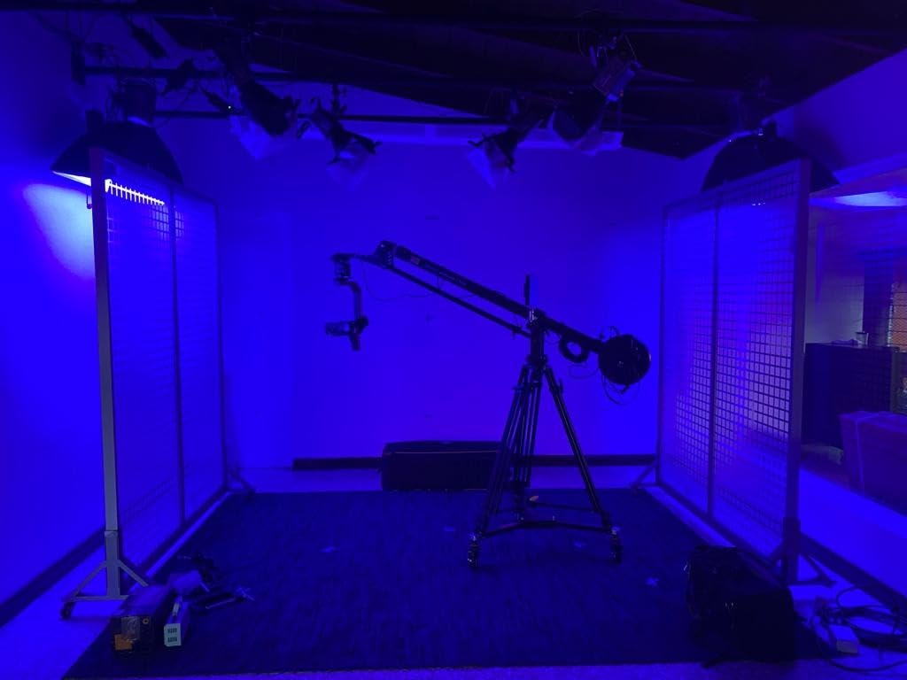 Aputure Amaran 150c 150W RGBWW COB Video Light,CCT 2500K-7500K customer photo 1