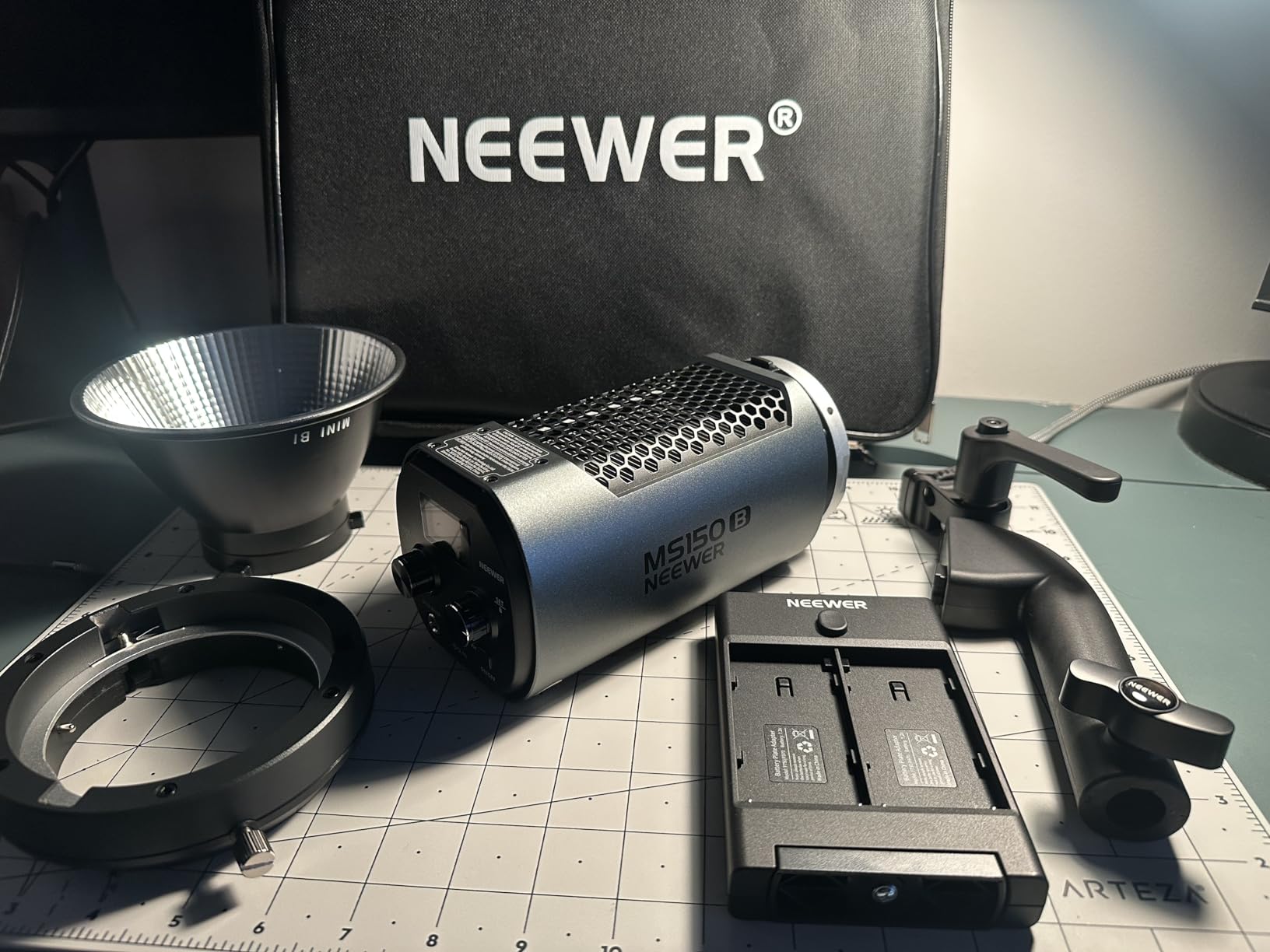 NEEWER MS150B 130W Bi Color LED Video Light, Mini COB Portable Photography Lighting with App Control,2.4G Mode, Bowens Mount Continuous Output Lighting, 200000 lux/0.5m, 2700K-6500K, CRI97+, 12 Scenes customer photo 1