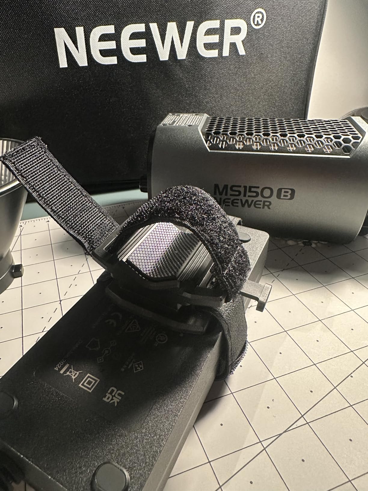 NEEWER MS150B 130W Bi Color LED Video Light, Mini COB Portable Photography Lighting with App Control,2.4G Mode, Bowens Mount Continuous Output Lighting, 200000 lux/0.5m, 2700K-6500K, CRI97+, 12 Scenes customer photo 2