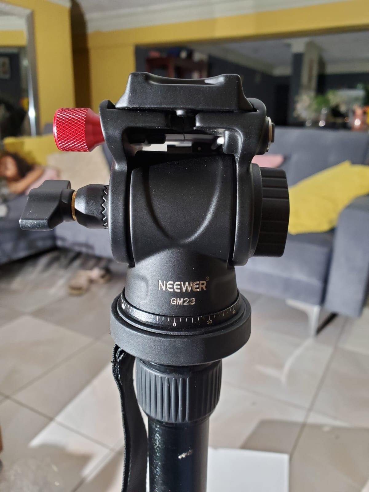 NEEWER Fluid Tripod Head with Handle & Arca Type Quick Release, Aluminum Alloy Panorama Drag Pan Tilt Head with ø43mm Scaled Base for Compact Camcorder DSLR Camera, Max Load: 3kg/6.6lb, GM23 Red customer photo 1