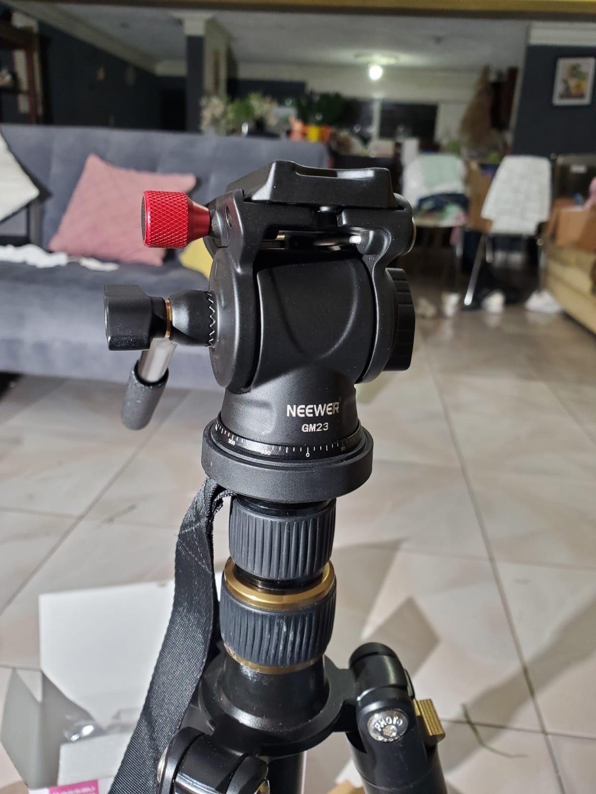 NEEWER Fluid Tripod Head with Handle & Arca Type Quick Release, Aluminum Alloy Panorama Drag Pan Tilt Head with ø43mm Scaled Base for Compact Camcorder DSLR Camera, Max Load: 3kg/6.6lb, GM23 Red customer photo 2