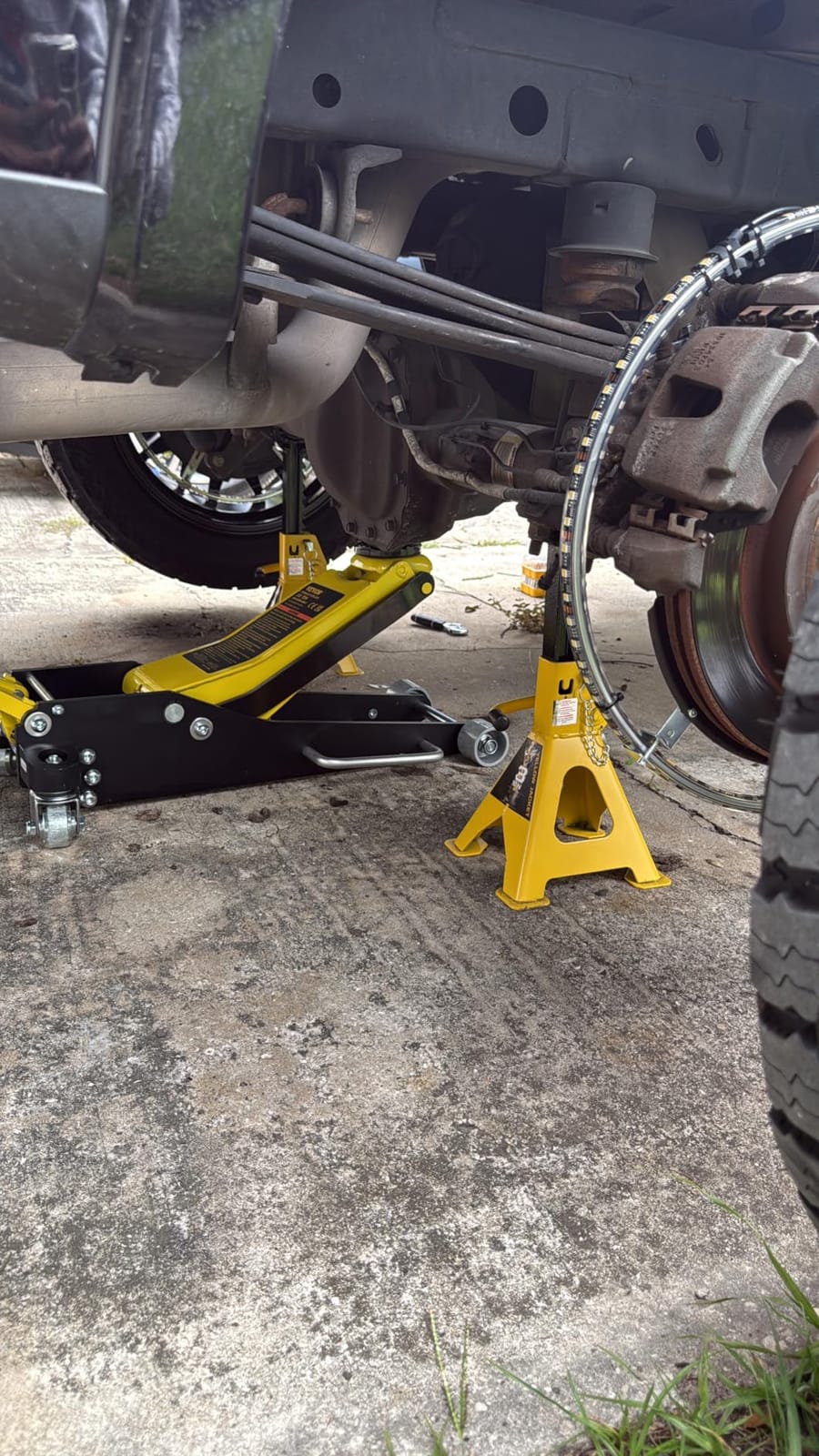 YELLOW JACKET Car Jack Stands 3 Ton with Double Locking and Large Foot Base for Lifting SUVS, Heavy Duty Steel, 6600 lb Capacity, 1 Pair, Yellow customer photo 2