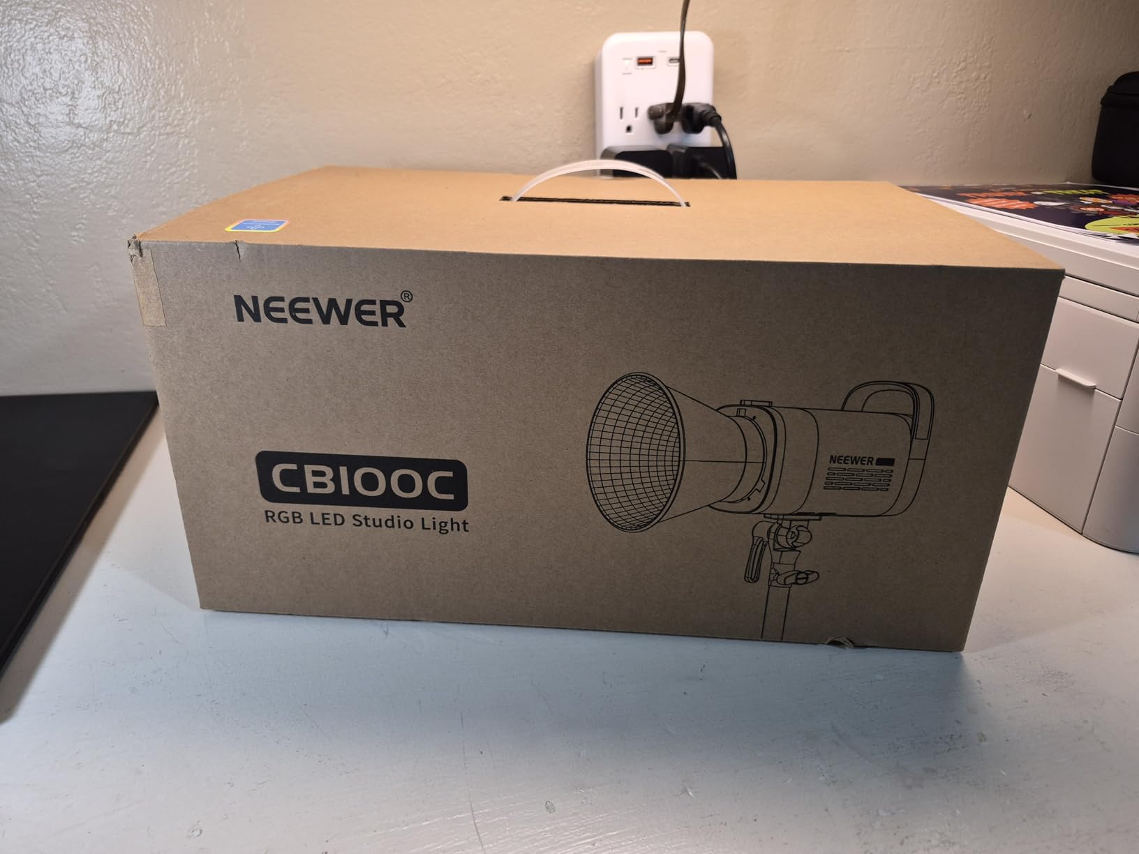 NEEWER CB100C 130w RGB LED Video Light, APP/2.4G Control, 360° Full Color customer photo 2