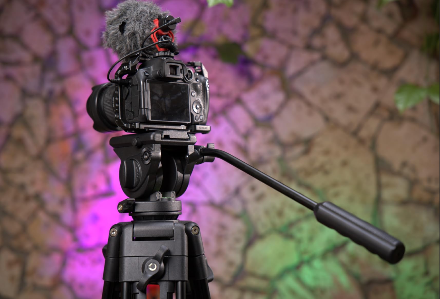 ULANZI MT-81 Camera Video Tripod with 360 Degree Fluid Head, 61inch/155cm Heavy Duty Aluminum Alloy Camera Tripod Stand, Quick Release Plate Compatible with DSLR Camcorder, Load Up to 17.6lb/8kg customer photo 2