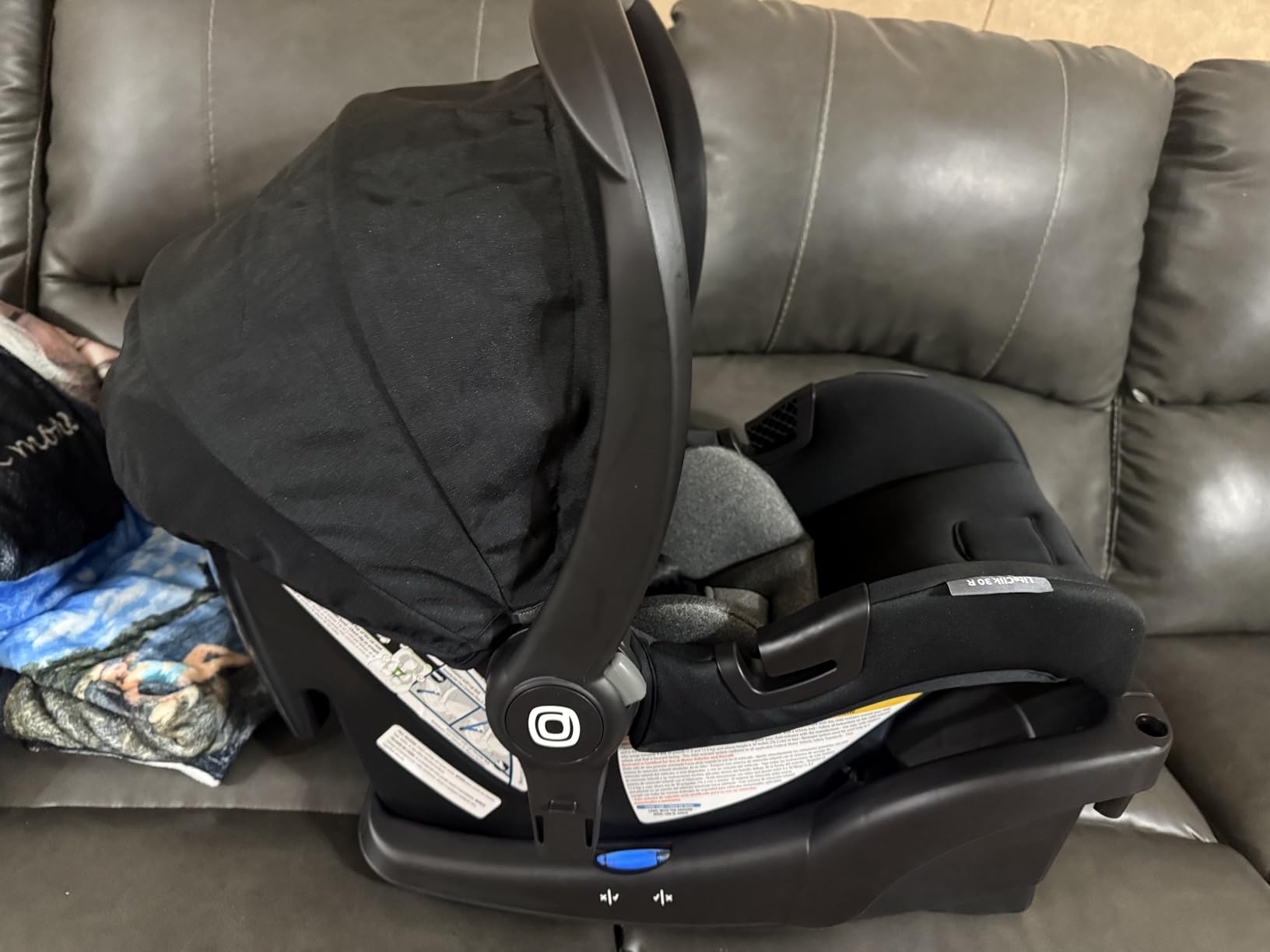 Diono LiteClik 30 R SafePlus Infant Car Seat and Base, Rear-Facing for Infants 4-30lbs, SafePlus Engineering, with Infant Insert, UPF 50+ Sunshade (Black) customer photo 1