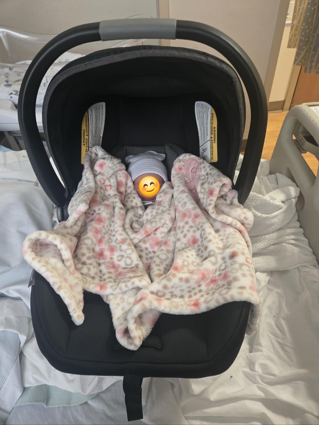 Diono LiteClik 30 R SafePlus Infant Car Seat and Base, Rear-Facing for Infants 4-30lbs, SafePlus Engineering, with Infant Insert, UPF 50+ Sunshade (Black) customer photo 2