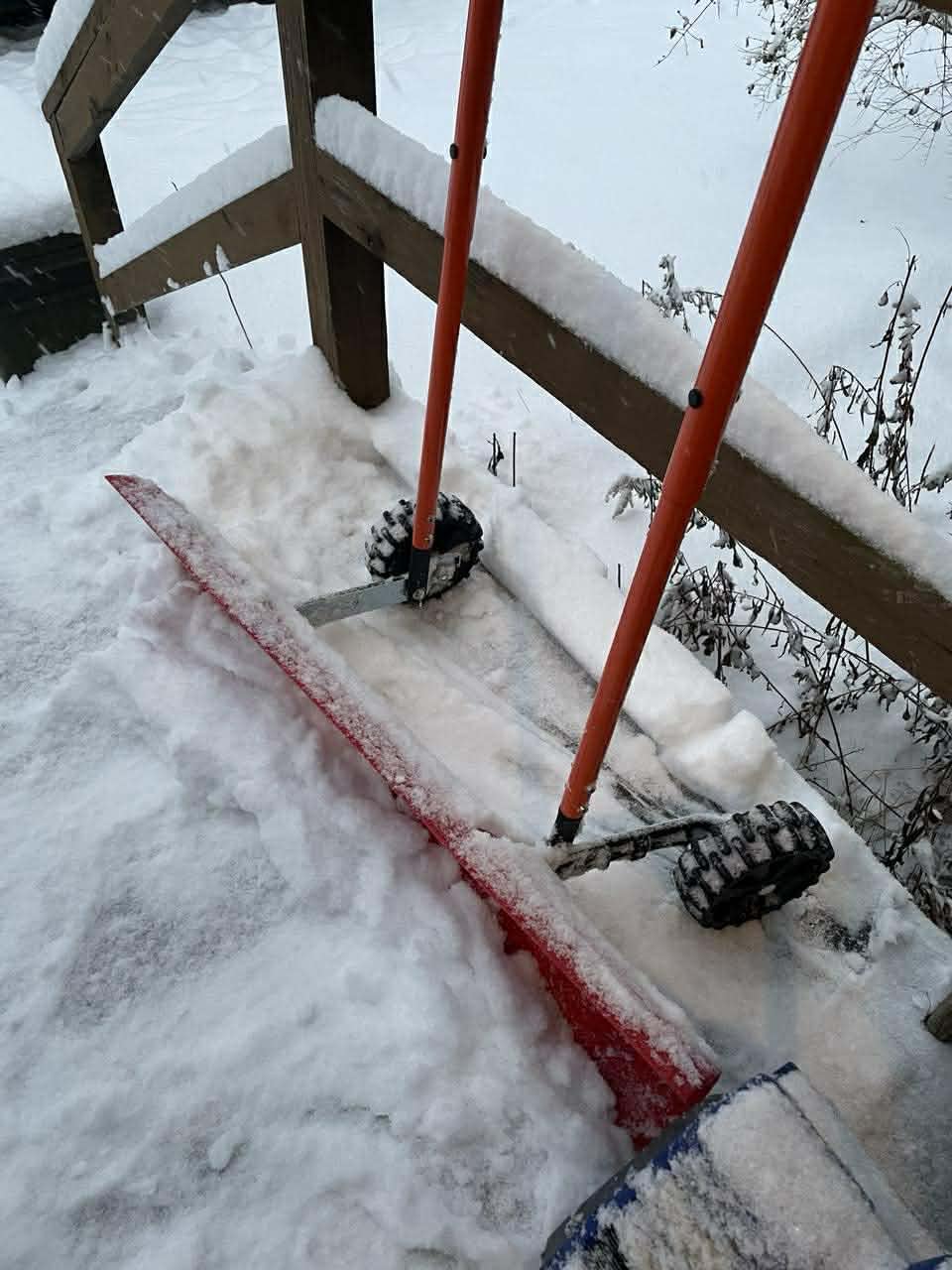 VEVOR 38-inch Snow Pusher Shovel with Wheels, Bi-Directional Heavy Duty Wheeled Push Snow Shovel for Driveway and Sidewalks with Angeled Blade customer photo 2