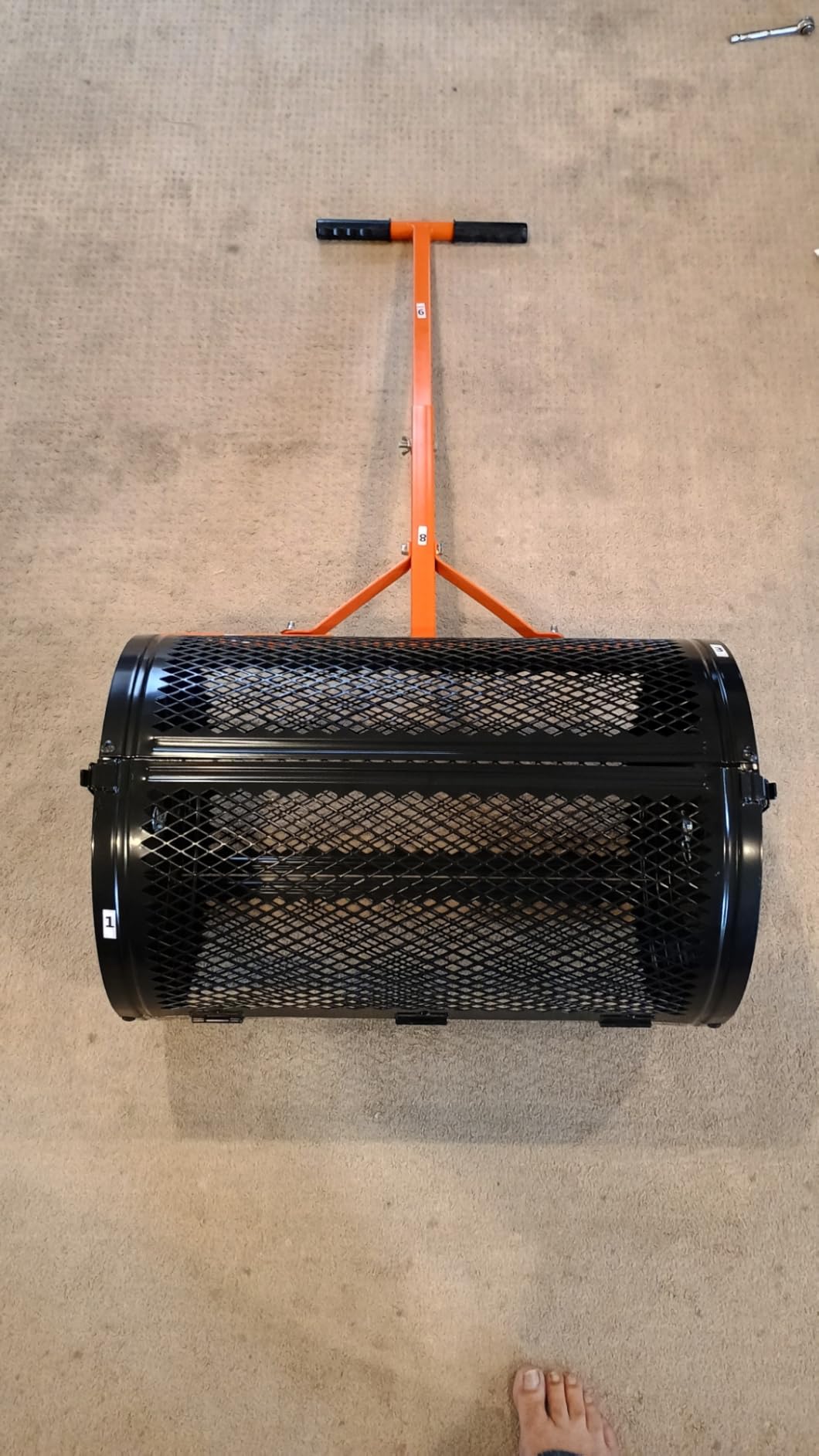 VEVOR Broadcast Spreader 100 lbs Capacity Walk-Behind Push Spreader Black | For Lawn Garden, 0-9.8 ft Spreading Width, 13 in All Terrain Pneumatic Tires, Hopper Grate for Seed Fertilizer Salt Ice Melt customer photo 1